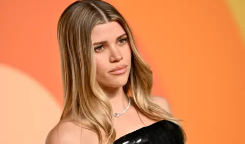 7 Hair Colors Hairstylists Keep Recommending This Winter